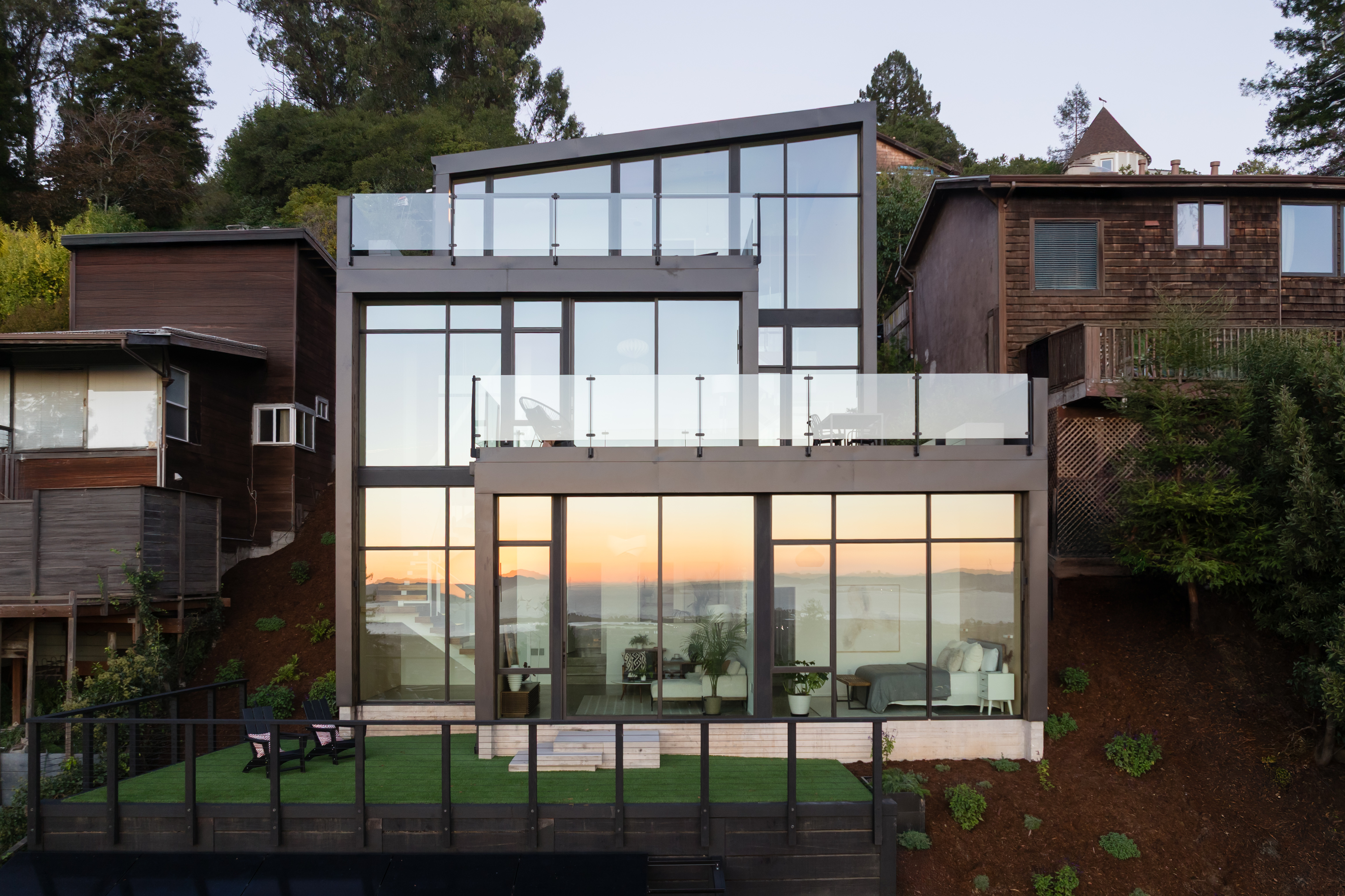Fold House in Berkeley, California, used Western products to open the west-facing side of the home to spectacular views of the San Francisco Bay.