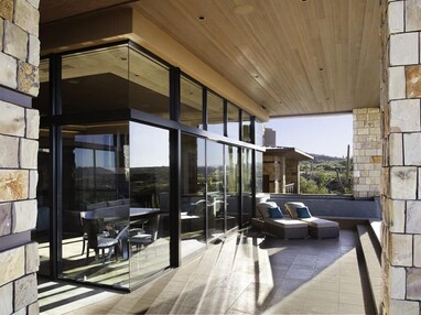 Architect Jessica Hutchison-Rough used large glass panes with butt-glazed corners to achieve unobstructed views.