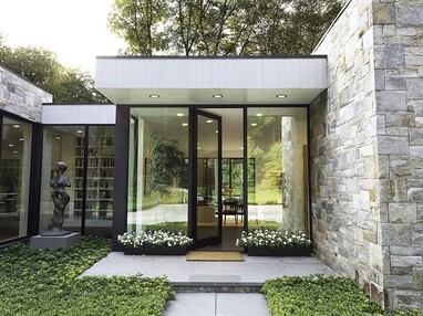 An all-glass entryway allows for entrants to view the sculpture in the adjacent all-glass alcove.