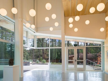 A Series 600 90-Degree Multi-Slide door opens the lobby to the outside.