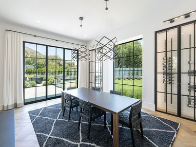 Windows surrounding the dining table create a comfortable atmosphere for eating while enjoying the outdoor scenery.