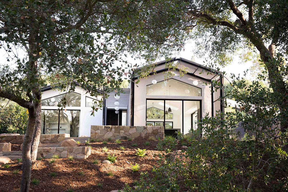 This Californian house embraces indoor-outdoor living through large glass doors and clerestory windows.