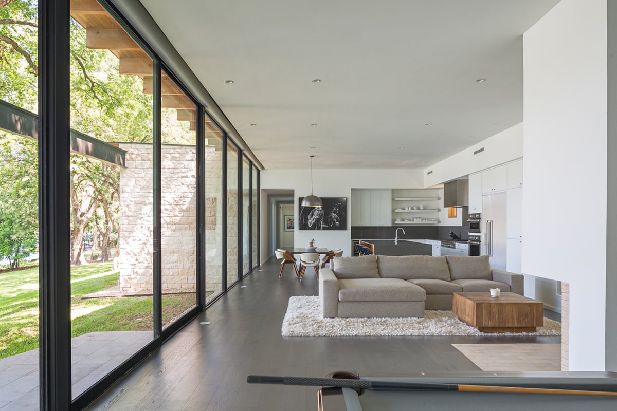 This 52-foot wall of glass, which includes both fixed and operable panels, lets tons of natural light into the living room and kitchen.