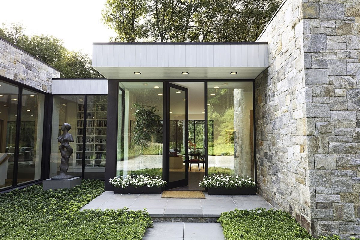 An all-glass entryway allows for entrants to view the sculpture in the adjacent all-glass alcove.