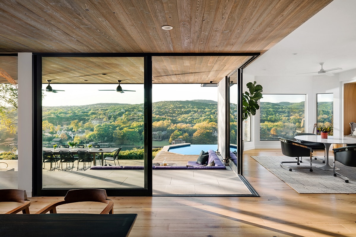 A 90-degree configuration of multi-slide doors provides uninterrupted views and a seamless connection from the inside to the outdoors.
