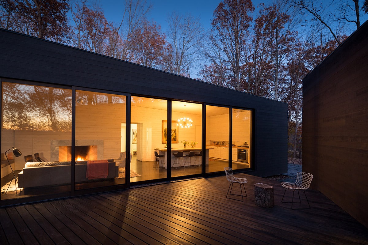 The 28-foot-wide, five-panel multi-slide door seamlessly merges the inside with the outside, opening the kitchen and dining area to an outdoor deck.