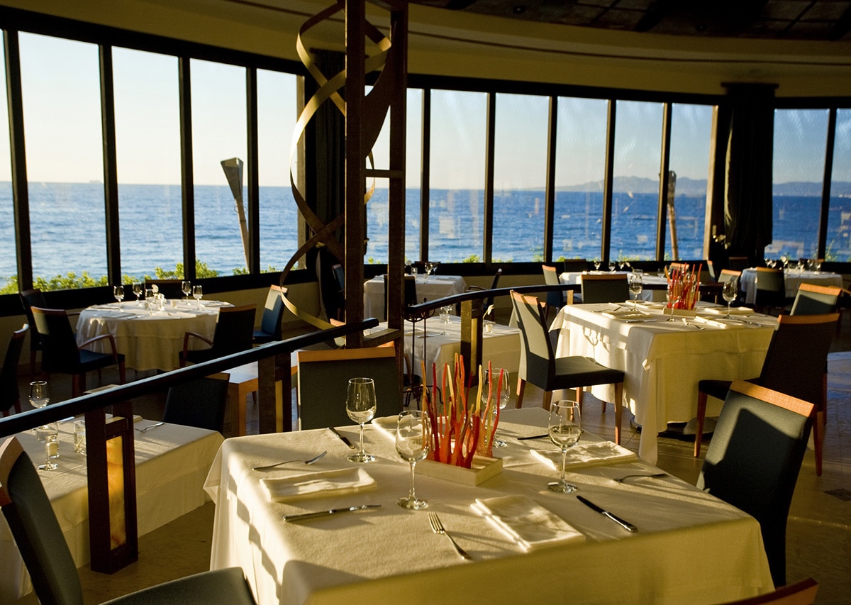 The restaurants at Garza Blanca Preserve Resort & Spa all serve ocean views and natural light through copious fixed glazing.