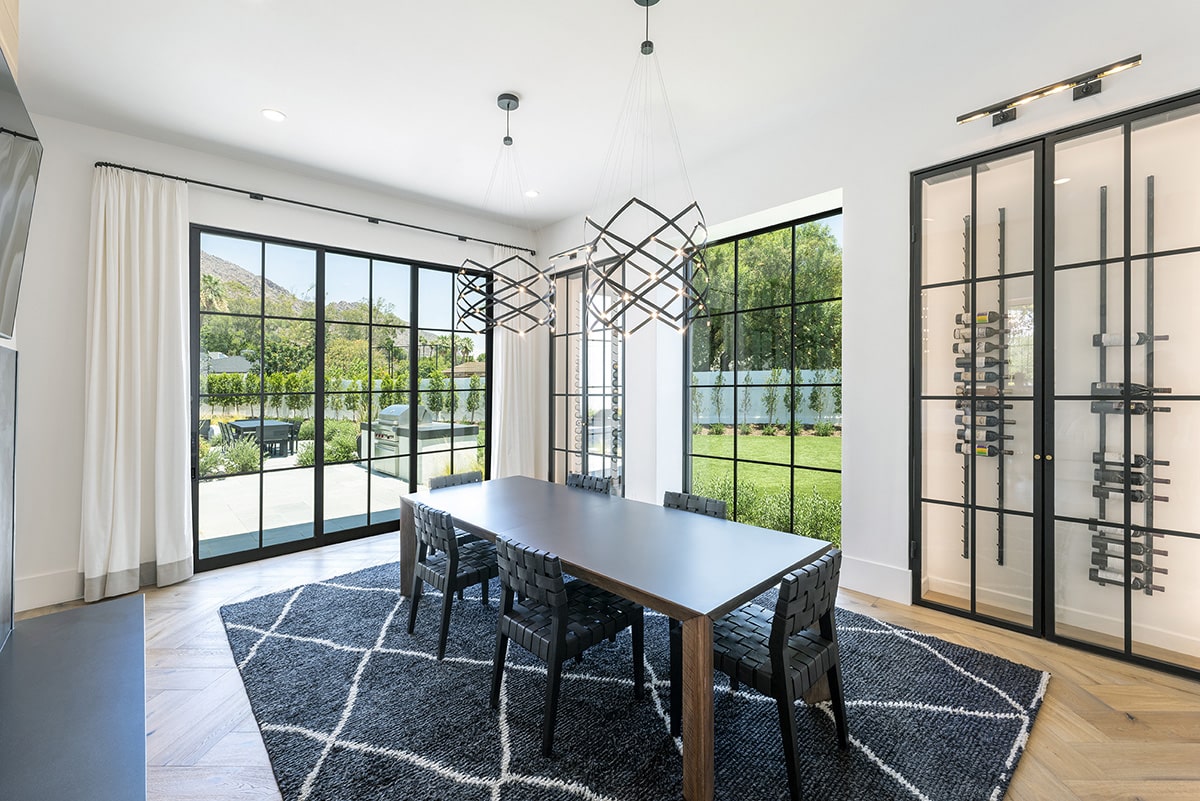 Windows surrounding the dining table create a comfortable atmosphere for eating while enjoying the outdoor scenery.
