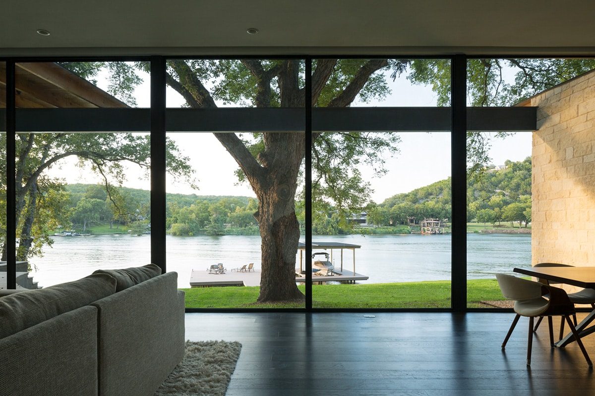 04-Leonid_Furmansky_170920_6559-Edit The combination of a floor-to-ceiling sliding door and window wall allows for a full, practically uninterrupted view of the riverfront.