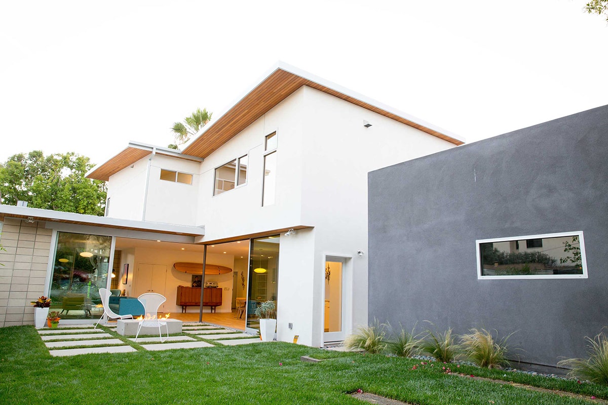 The L-shaped design of the multi-slide door gives an almost panoramic view of the inside and outside living spaces.