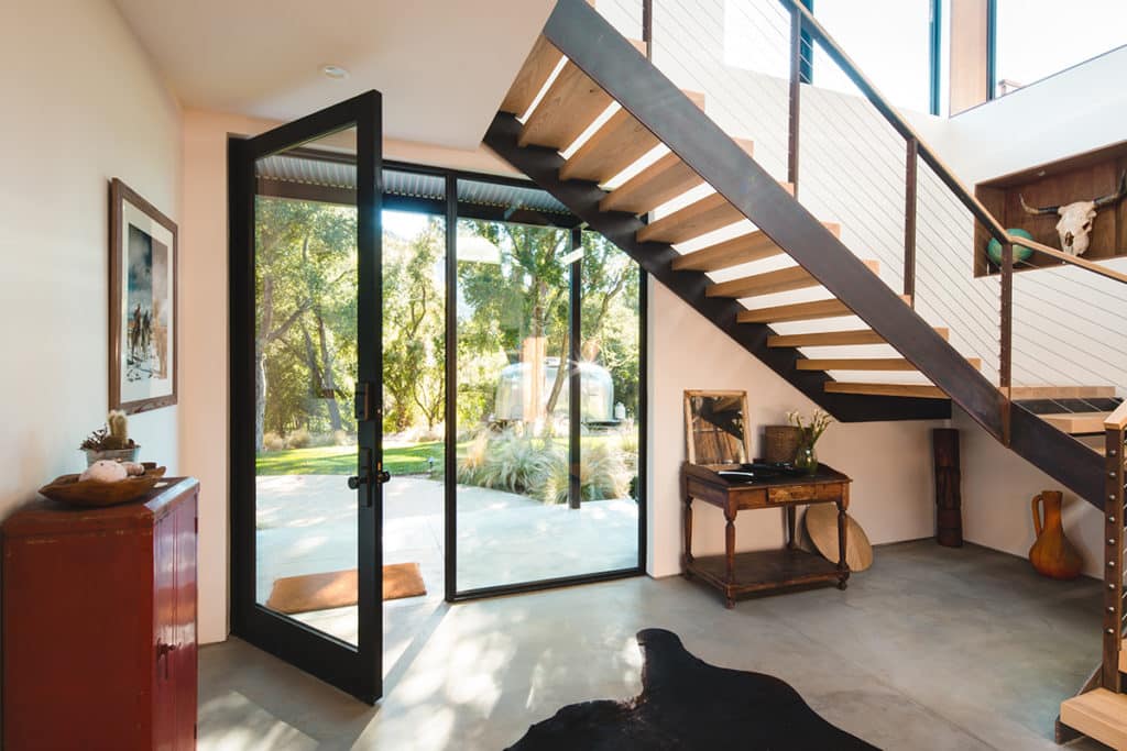 A massive Series 600 Multi-Slide Door seamlessly merges the kitchen with the back patio.