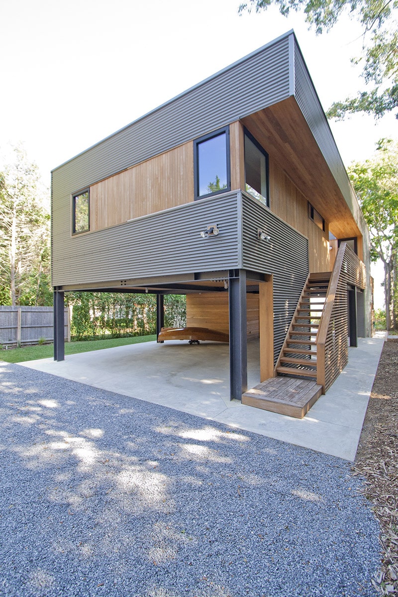 Two prefabricated modules were set atop a raised steel frame to maximize space and views.