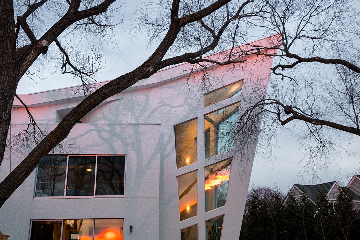 The home’s atrium comes to a point that is angled upwards, providing space for numerous windows on both sides.