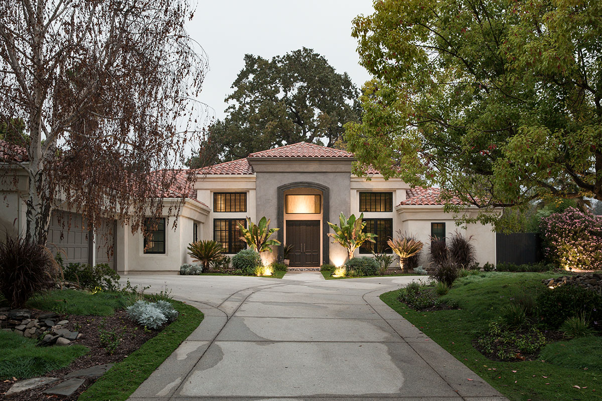 The front view of the remodeled home with Series 600 Window Walls that complement the home’s high ceilings.
