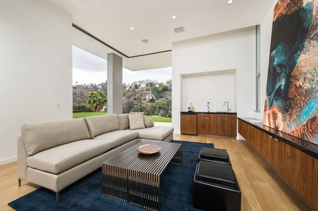 A 90-degree multi-slide in the living room lets fresh air course through the seating area.