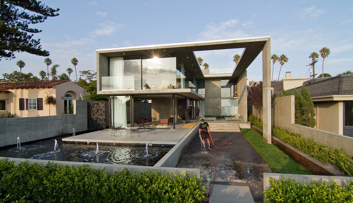 The house allows the residents to enjoy the sounds and smells of the nearby Pacific Ocean, while still bringing water elements closer to the home with the outside pool.