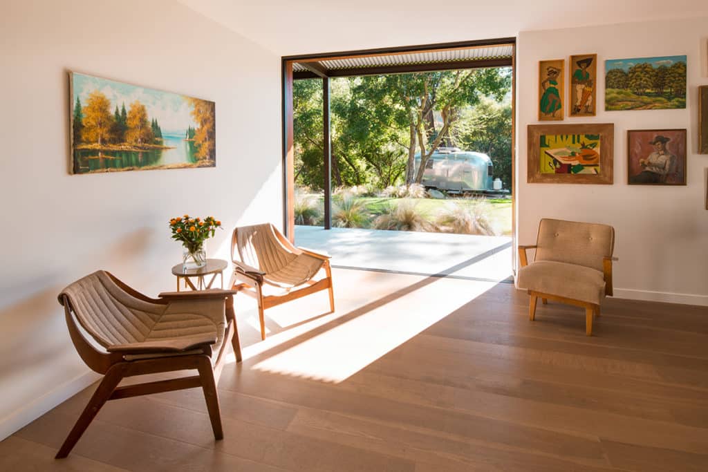 This easy-to-use pocketing slider connects this lounge area to the outside.