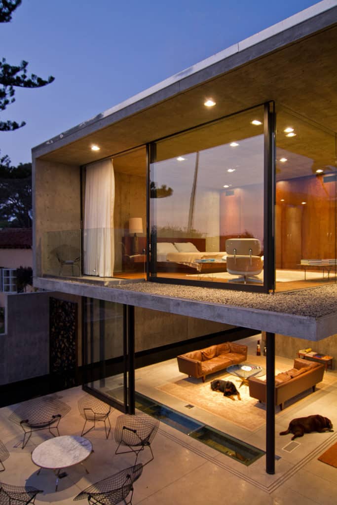 The slim profile and clean lines of Western Window Systems products complement the modern design of the home.