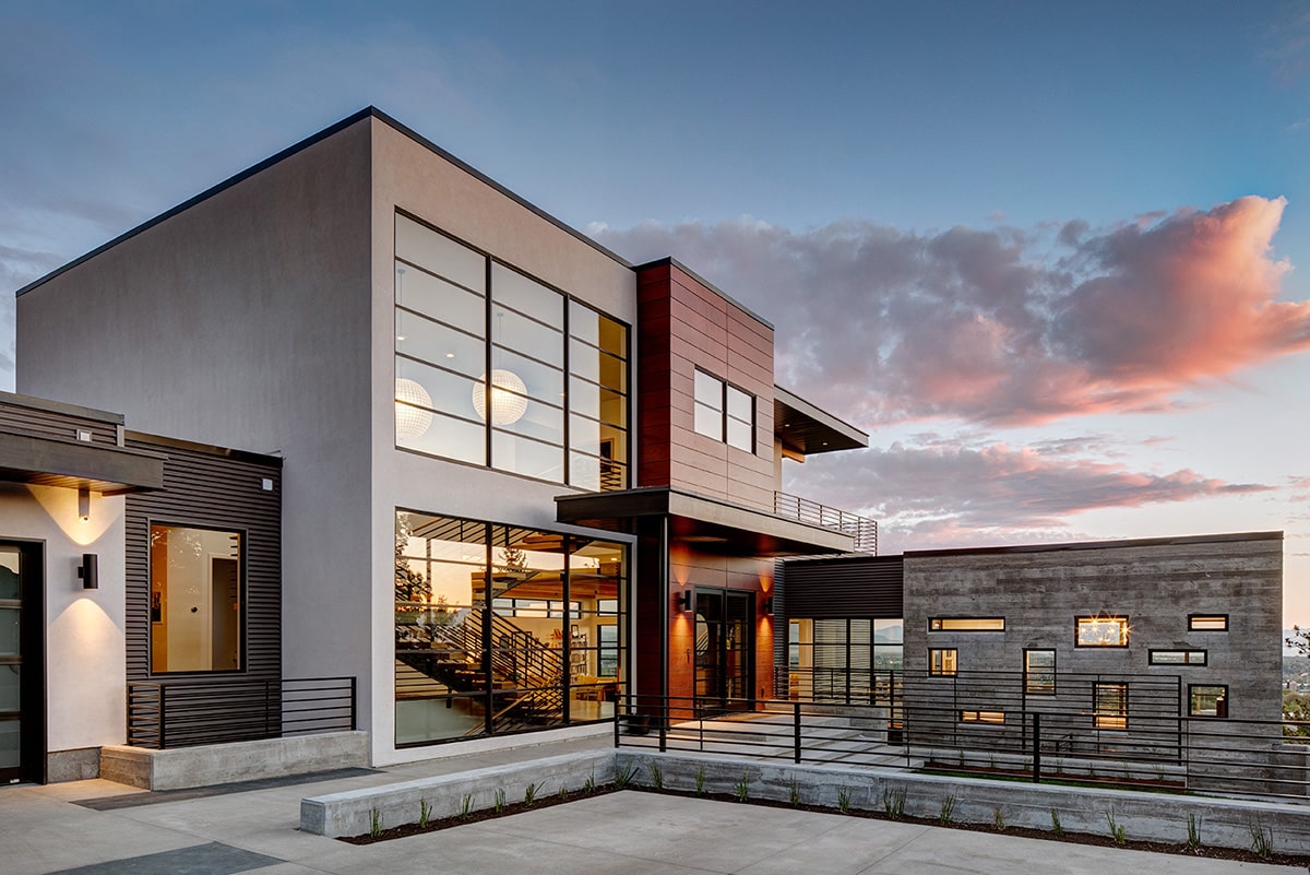 The west-facing façade utilizes massive panels of glazing to connect to the outdoors.